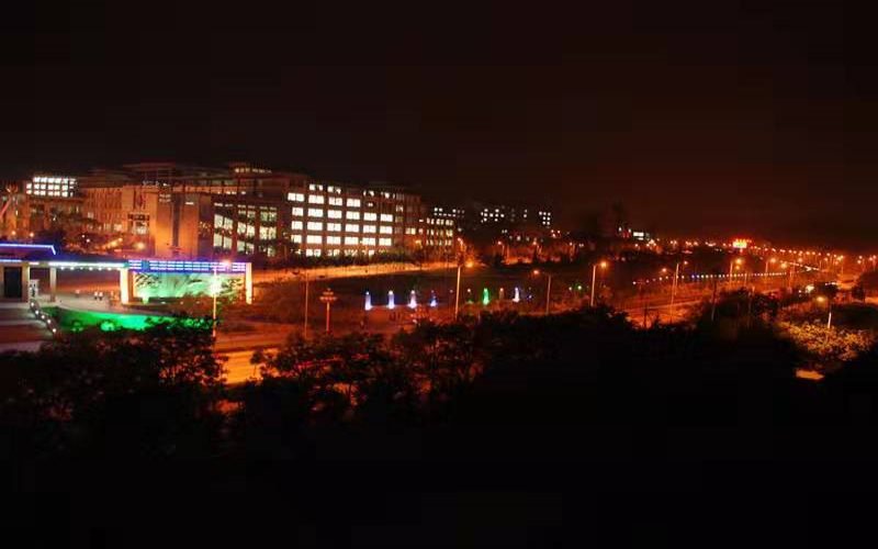辽宁科技大学夜色朦胧